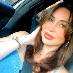 I am just a posher who loves to sell things at a discount price